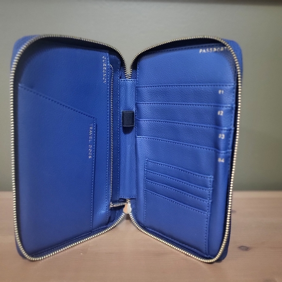 ✅✅ SOLD ✅✅ Love and Lore Travel Wallet in navy blue - Picture 7 of 9